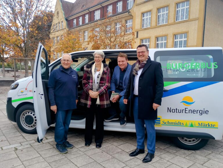 Elke Zimmer MdL und Niklas Nüssle MdL blicken in Murg hinter die Kulissen von Bürgerbus und co.